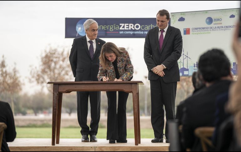 Sebastián Piñera (i), junto a la ministra de Energía, Susana Jiménez, durante la presentación del plan 