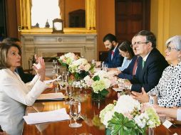 Nancy Pelosi (izquierda), presidenta de la Cámara de Representantes de EU, en un encuentro con la delegación mexicana que negociará la eventual aplicación de aranceles. ESPECIAL
