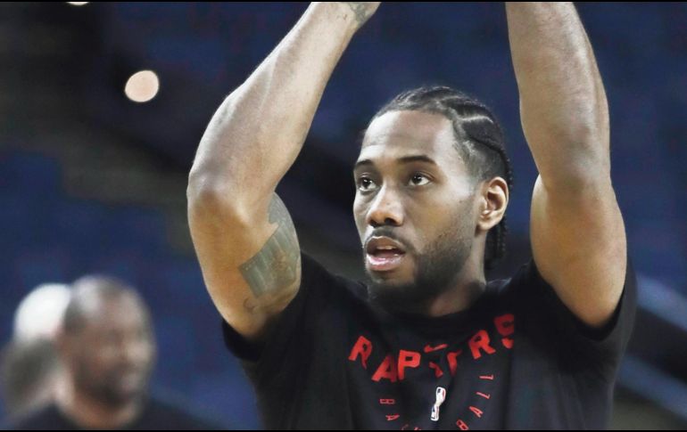 Kawhi Leonard ha sido el motor de los Raptors, que buscarán obtener una victoria en California. AP. B. Margot