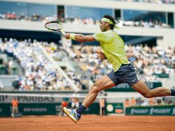 El español Rafael Nadal regresa una bola al japonés Kei Nishikori, a quien superó en tres sets. AFP