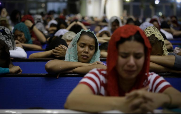 Cientos de fieles acudieron al edificio sede de La Luz del Mundo, ubicado en la colonia La Hermosa Provincia, para orar por su líder Naasón Joaquín. EL INFORMADOR/F. Atilano