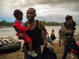 En esta nueva caravana de migrantes se observa la presencia de varias familias con sus hijos menores, así como jóvenes que dicen huir de la pobreza y violencia por las pandillas. EFE / L. Villalobos