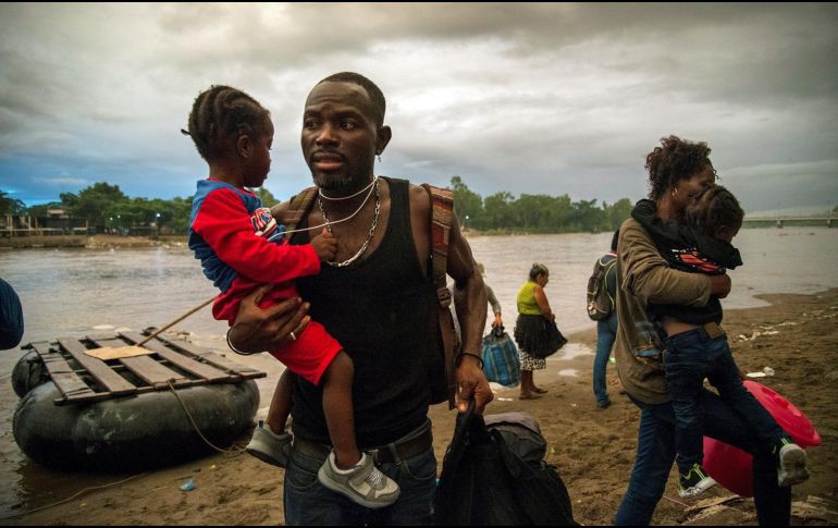 En esta nueva caravana de migrantes se observa la presencia de varias familias con sus hijos menores, así como jóvenes que dicen huir de la pobreza y violencia por las pandillas. EFE / L. Villalobos