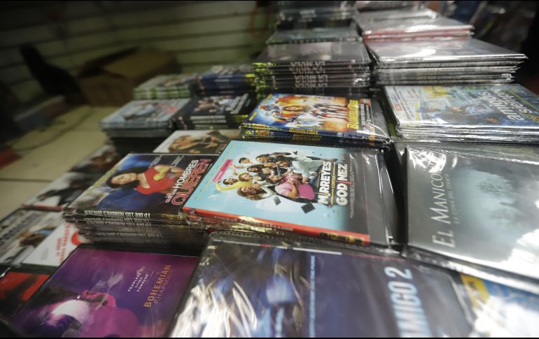 Los elementos ministeriales se trasladaron al lugar y aseguraron de la vía pública tres mil 350 películas y discos con sus respectivas portadas. EL INFORMADOR/ ARCHIVO