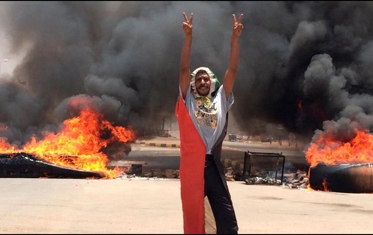 Los militares, que ostentan el poder desde el derrocamiento de Omar al Bashir, irrumpieron a tiros la mañana del lunes en el campamento opositor del centro de Jartum. AP