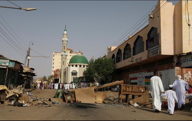 Los militares, que ostentan el poder desde el derrocamiento de Omar al Bashir, irrumpieron a tiros la mañana del lunes en el campamento opositor del centro de Jartum. AP