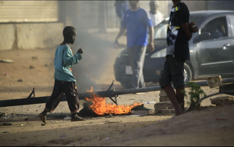 Los militares, que ostentan el poder desde el derrocamiento de Omar al Bashir, irrumpieron a tiros la mañana del lunes en el campamento opositor del centro de Jartum. AFP