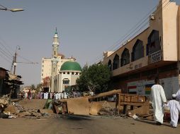 Los militares, que ostentan el poder desde el derrocamiento de Omar al Bashir, irrumpieron a tiros la mañana del lunes en el campamento opositor del centro de Jartum. AP