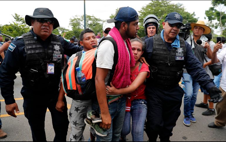 Los agentes afirmaron que tenían órdenes de pedirle a los migrantes abordar autobuses para llevarlos a un campamento en las afueras de Tapachula. AP/M. Urgarte