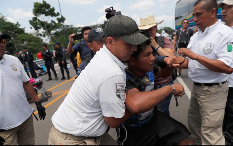 Los agentes afirmaron que tenían órdenes de pedirle a los migrantes abordar autobuses para llevarlos a un campamento en las afueras de Tapachula. AP/M. Urgarte