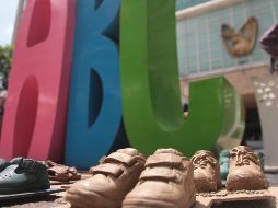 Padres de las víctimas iniciaron un mitin frente a la instalación de la Secretaría de Salud donde colocaron réplicas exactas de los zapatos de los menores. NTX/E. Álvarez