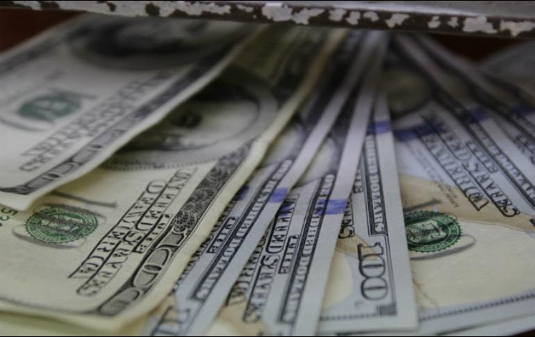 La moneda se desploma frente al dólar también por la falta de acuerdo este miércoles entre funcionarios mexicanos y estadounidenses. EL INFORMADOR / ARCHIVO