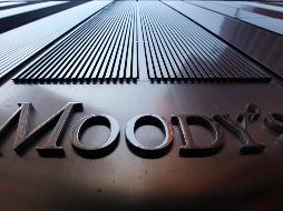 Moody's toma la decisión debido al debilitamiento en la confianza de inversionistas, perspectivas económicas y cambios en la política energética. AFP/ARCHIVO