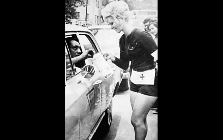 La actriz Yolanda Lievana participando en la colecta 1970 de la Cruz Roja.