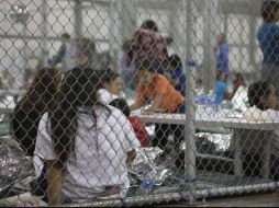 Unos 13 mil 200 menores migrantes, incluidos los que cruzaron la frontera solos y niños pequeños que fueron separados de sus padres, se encuentran en más de 100 albergues en todo el territorio estadounidense. AFP / ARCHIVO