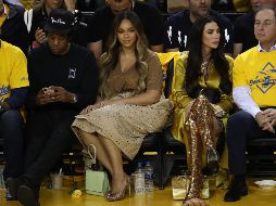Beyoncé aprovechó el momento cuando Nicole se descuidó para “acomodarse en el asiento” empujando hacia el lado de la mujer.  AFP / E. Shaw