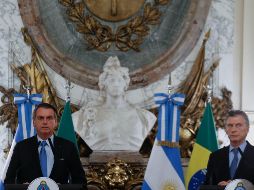 El presidente de Brasil, Jair Bolsonaro (i); y su homólogo de Argentina, Mauricio Macri (d), ofrecen una rueda de prensa este jueves en la Casa Rosada, sede del Gobierno en Buenos Aires. EFE/J. Roncoroni