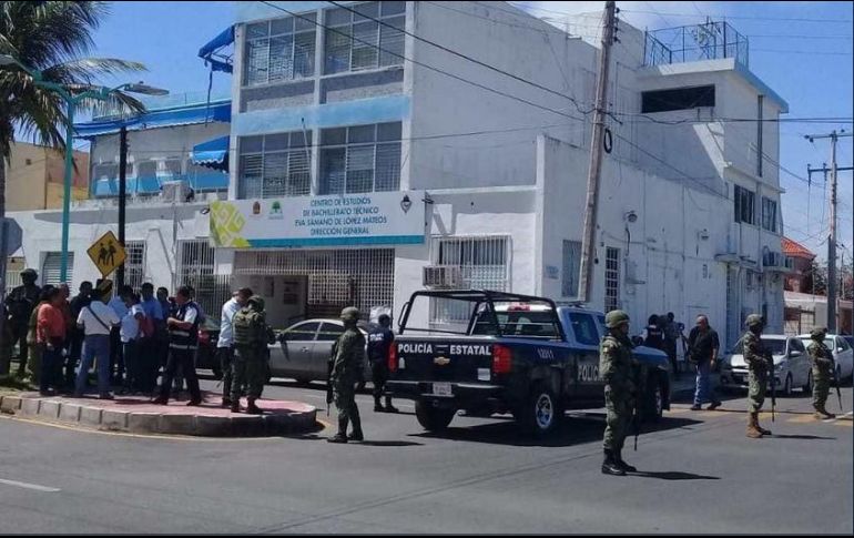 Autoridades montan un operativo de seguridad en torno a la escuela afectada. TWITTER/@CamazEsmaragdo
