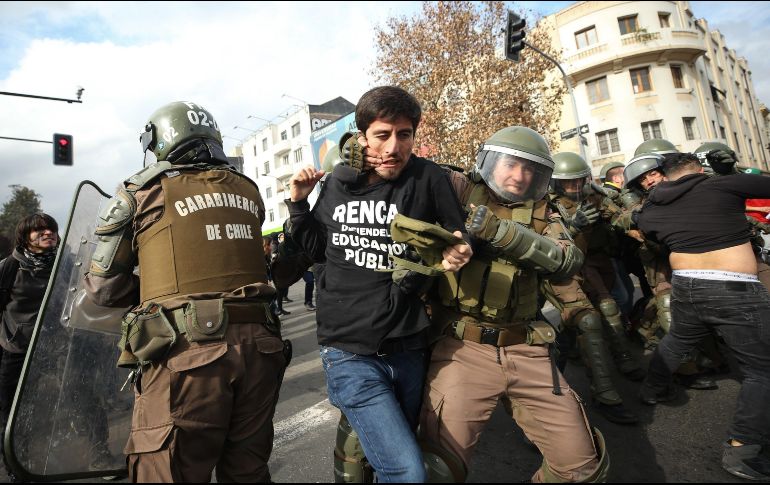 La manifestación avanzó de forma pacífica pero al final del recorrido, grupos de encapuchados se enfrentaron con la policía. EFE/A. Valdés