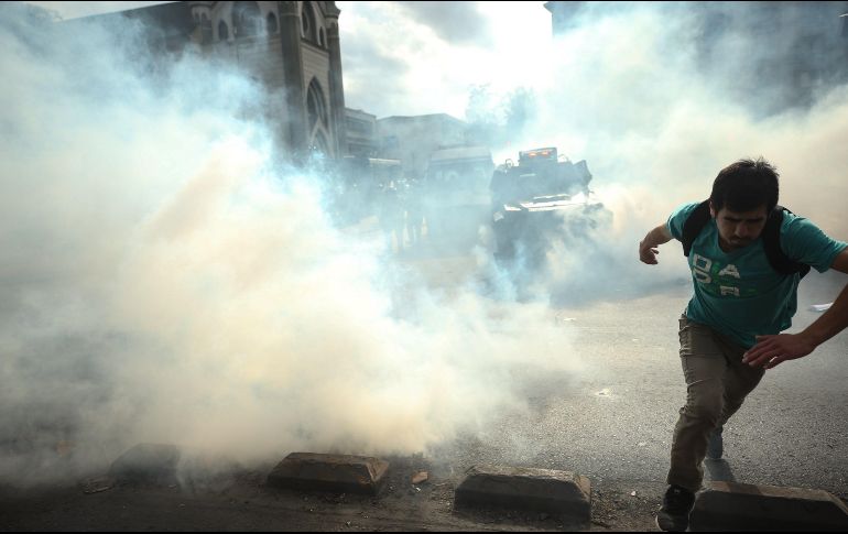 La manifestación avanzó de forma pacífica pero al final del recorrido, grupos de encapuchados se enfrentaron con la policía. EFE/A. Valdés