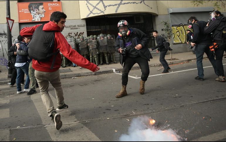 La manifestación avanzó de forma pacífica pero al final del recorrido, grupos de encapuchados se enfrentaron con la policía. EFE/A. Valdés