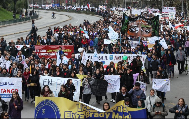 La manifestación avanzó de forma pacífica pero al final del recorrido, grupos de encapuchados se enfrentaron con la policía. EFE/A. Valdés