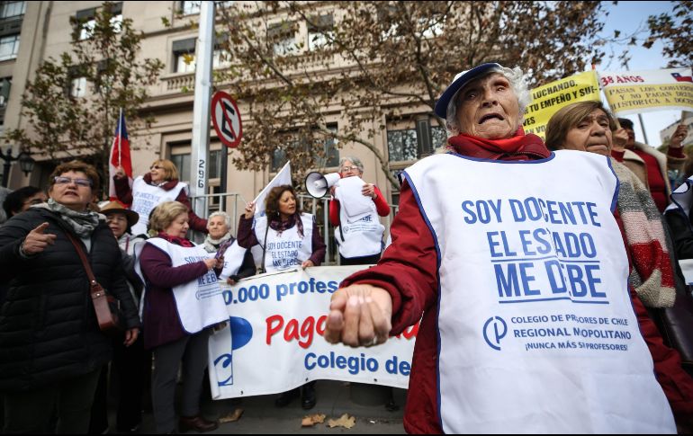 La manifestación avanzó de forma pacífica pero al final del recorrido, grupos de encapuchados se enfrentaron con la policía. EFE/A. Valdés