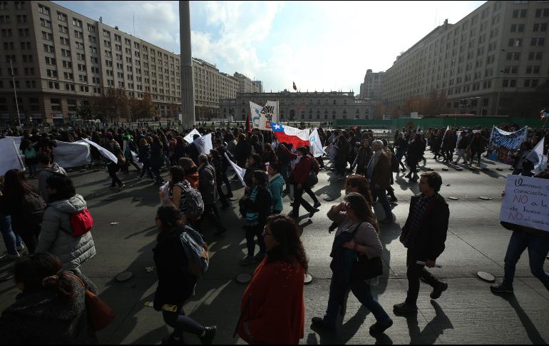 La manifestación avanzó de forma pacífica pero al final del recorrido, grupos de encapuchados se enfrentaron con la policía. EFE/A. Valdés