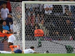 Quincy Promes corre a festejar tras hacer el tercer gol de los holandeses, que dejaron tendidos en el césped a los británicos. EFE/H. Delgado