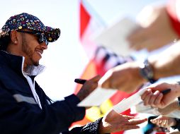 El británico Lewis Hamilton firma autógrafos a los aficionados que acudieron al Circuito Gilles-Villeneuve. AFP/M. Thompson
