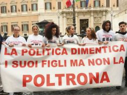 “La política olvida a sus hijos”, la frase que se destacaba en las manifestaciones desde Italia. ESPECIAL