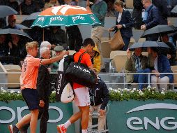 El partido entre el serbio y el austriaco quedó interrumpido debido a la precipitación que caía sobre París. AP / M. Euler