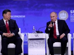 El presidente ruso, Vladímir Putin (d), y su homólogo chino Xi Jinping, participan en el Foro Económico Internacional de San Petersburgo. EFE/Y. Kochetkov