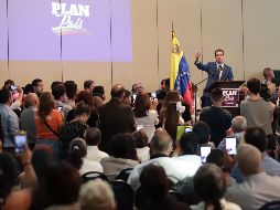 Juan Guaidó firmó en fecha reciente un decreto que amplía la vigencia de los pasaportes venezolanos. AFP/CORTESÍA