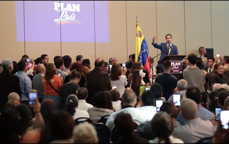 Juan Guaidó firmó en fecha reciente un decreto que amplía la vigencia de los pasaportes venezolanos. AFP/CORTESÍA