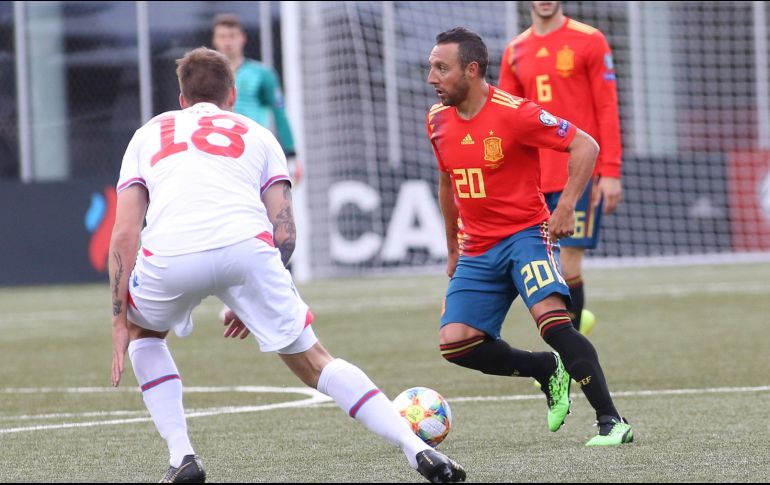 El partido marca el regreso de Santi Cazorla (#20), de 34 años, a la Selección española. EFE/K. VANG