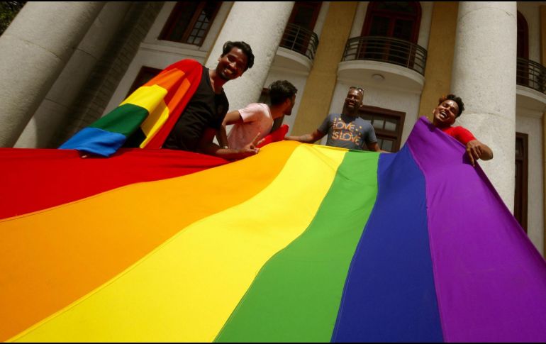 A pesar de ese rechazo, las sedes diplomáticas podrán ubicar en otros lugares, como paredes, jardines o luces, el símbolo que representa la lucha por los derechos del colectivo LGTBI+. EL INFORMADOR / ARCHIVO