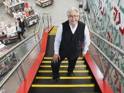 El escultor posa dentro de la Librería Carlos Fuentes, durante la entrevista con este medio. EL INFORMADOR / A. Camacho