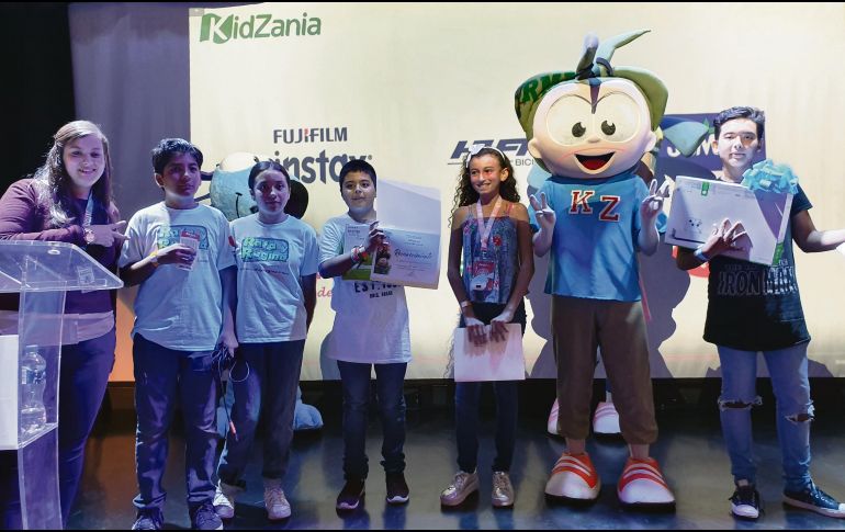 Los niños ganadores recibieron diversos premios por sus fotografías con temática ecológica. EL INFORMADOR / E. Esparza