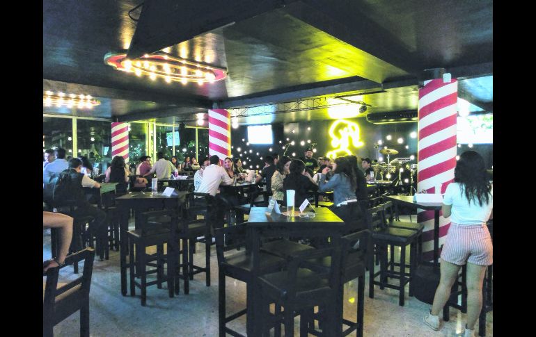 La propuesta combina la coctelería con diversión circense. EL INFORMADOR / F. González