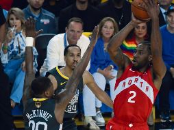 Kawhi Leonard (#2) volvió a ser la figura de los Raptors, que están cerca de dejar fuera a los actuales campeones. AFP