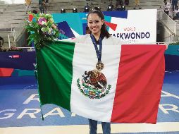 Zulema Ibáñez posa con su medalla de bronce después de la ceremonia de premiación de la modalidad de poomsae. @CONADE