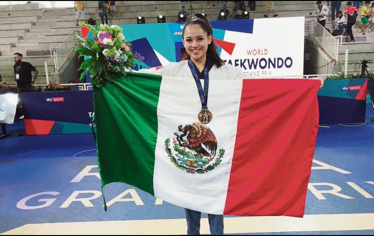 Zulema Ibáñez posa con su medalla de bronce después de la ceremonia de premiación de la modalidad de poomsae. @CONADE