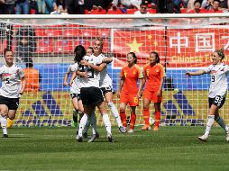 Pese a su asfixiante presión, calidad técnica y una innegable superioridad física, las jugadoras de Martina Voss-Tecklenburg se estrellaron contra la valiente defensa china. EFE / E. Lemaistre