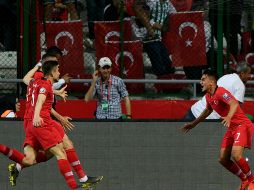 Cengiz Ünder (D), de la Roma de la Serie A, celebra tras anotar el segundo gol de Turquía. AFP/B. Kilic