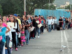Ciudadanos venezolanos cruzan desde su país hacia Colombia este sábado, por el Puente Internacional Simón Bolívar, en Cúcuta. EFE/STR