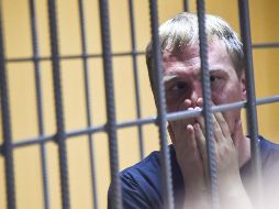 Golunov rompió en lágrimas mientras hacía declaraciones a la prensa desde la jaula en la que los acusados son mantenidos en las salas de los tribunales rusos. AFP/V. Maximov