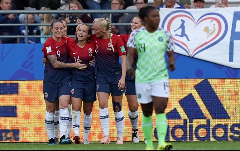 La mediocampista noruega Guro Reiten (C) es felicitada tras abrir el marcador al 17'. AFP/L. BONAVENTURE