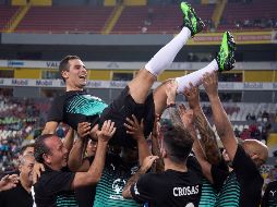 El buen ambiente, la ola y las porras no pararon durante el encuentro. EFE/F. Guasco