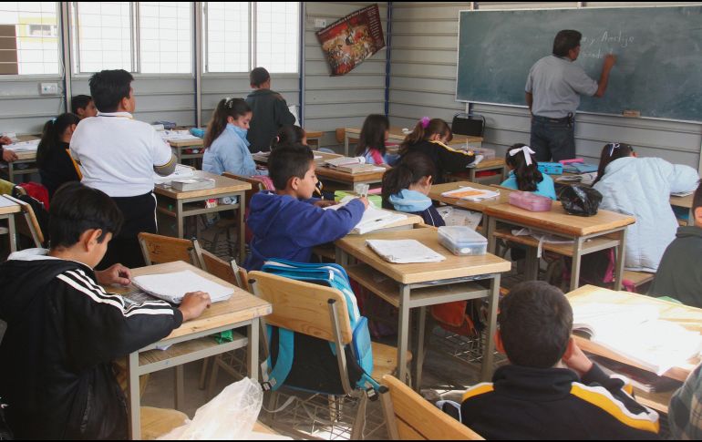 Pese a la situación, los maestros dan su clase. EL INFORMADOR